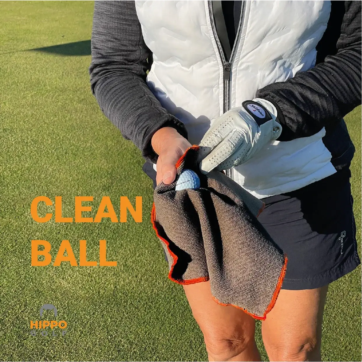 Cleaning a golf ball with Hippo Golf microfiber towel – 8174-04